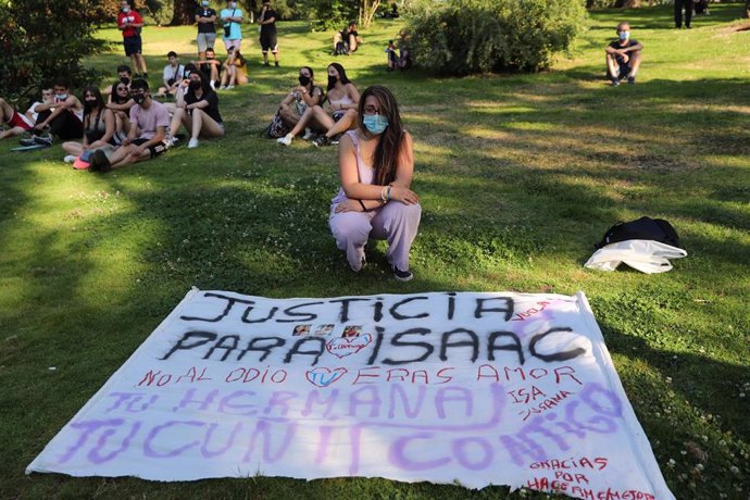 Varias personas participan en un homenaje a Isaac, un joven asesinado el miércoles por la noche, en el Parque del Oeste, a 17 de julio de 2021, en Madrid (España). Este homenaje ha sido convocado a través de redes sociales para recordar a Isaac, un jove