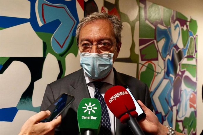 El consejero andaluz de Transformación Económica, Rogelio Velasco, atiende a los medios en Sevilla, foto de archivo