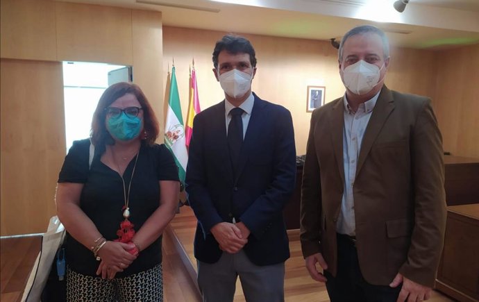 El delegado territorial José Luis Delgado junto a juez Decano, David Villagrá