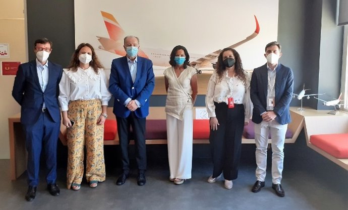 Equipo de la AEF y de Iberia, tras la firma del acuerdo.