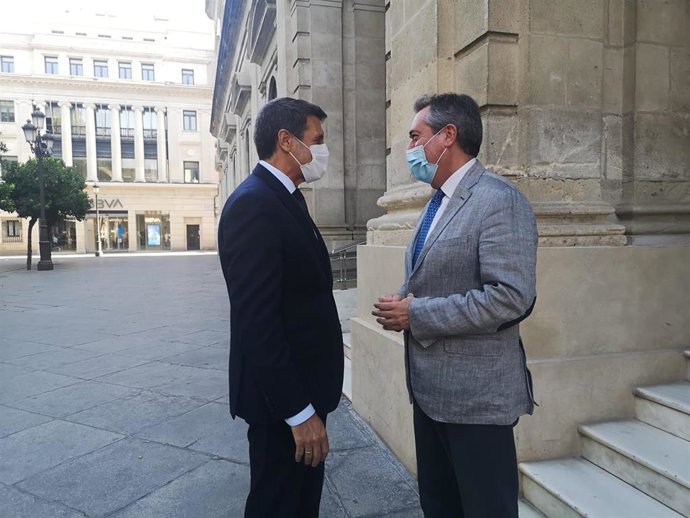 El delegado del Gobierno en Andalucía, Pedro Fernández, a su llegada al Ayuntamiento de Sevilla para la reunión con el alcalde, Juan Espadas