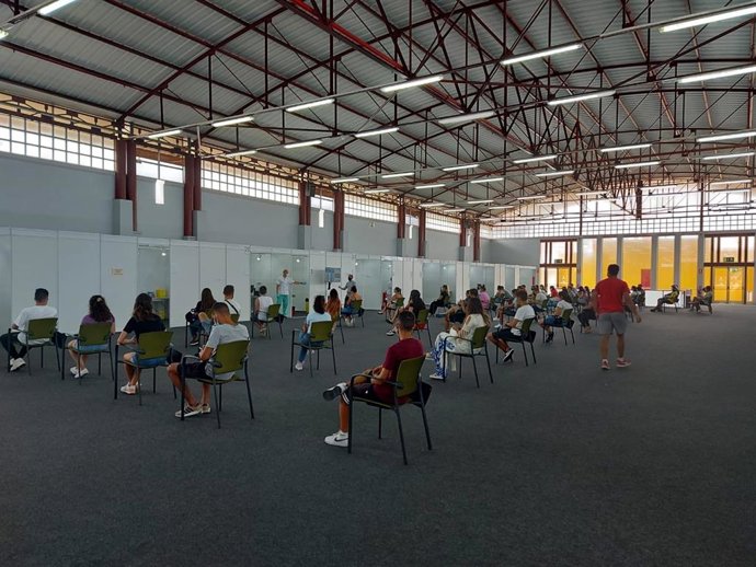 Archivo - Jóvenes de entre 20 y 29 años esperan para ser vacunados contra la COVID-19 en Infecar