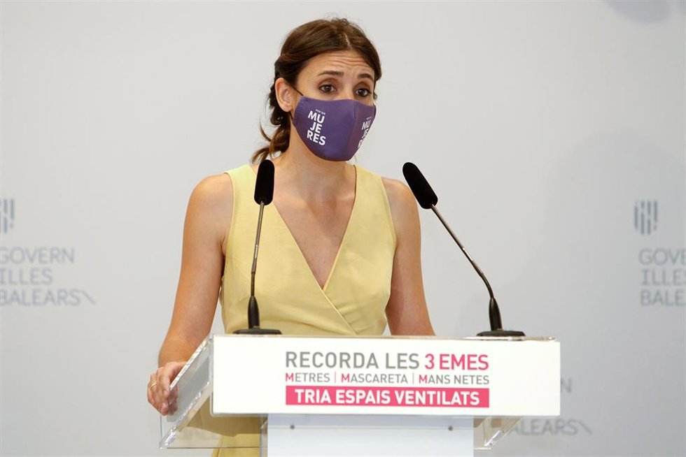La ministra de Igualdad, Irene Montero, interviene en el Consolat de Mar para tratar la aplicación del Plan Corresponsables en las Illes Balears, a 16 de julio de 2021, en Palma de Mallorca, Mallorca, Islas Baleares, (España).