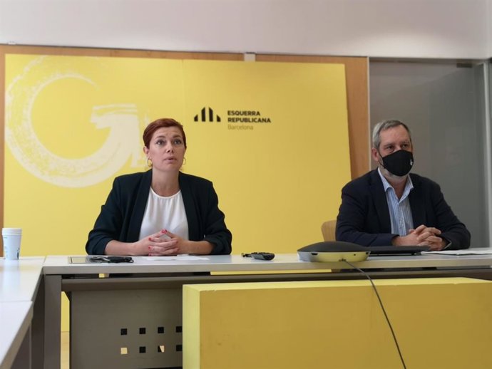 Los concejales de ERC en Barcelona Elisenda Alamany y Jordi Coronas en una rueda de prensa.