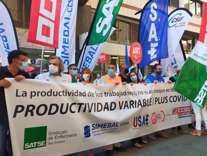 Protesta de profesionales sanitarios frente al IBSalut por el reparto del suplemento Covid.