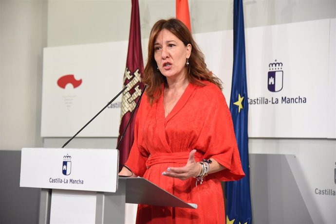 La portavoz del Gobierno de Castilla-La Mancha, Blanca Fernández, en rueda de prensa