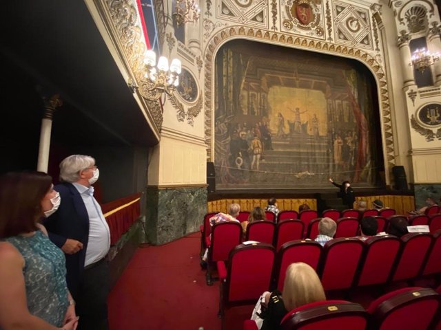 Archivo - Visitas al Teatro Principal con motivo de La Noche en Blanco
