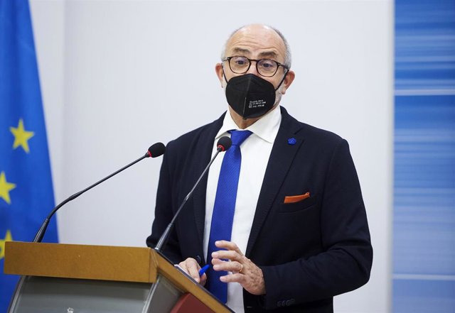 Archivo - El consejero de Sanidad de Cantabria, Miguel Rodríguez, en una rueda de prensa.