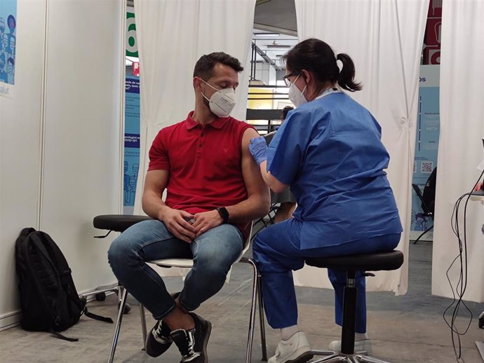 Un enfermera administra la vacuna número 500.000 del punto de vacunación de Fira de Barcelona