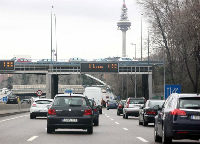 Archivo - Coches circulando en una carretera de Madrid. 