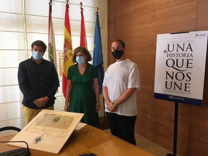 El concejal responsable de las actividades del V Centenario, Kilian Cruz-Dunne; el edil de Patrimonio y Centro Histórico, Adrián Calonge; y la responsable del Archivo Municipal, Isabel Murillo