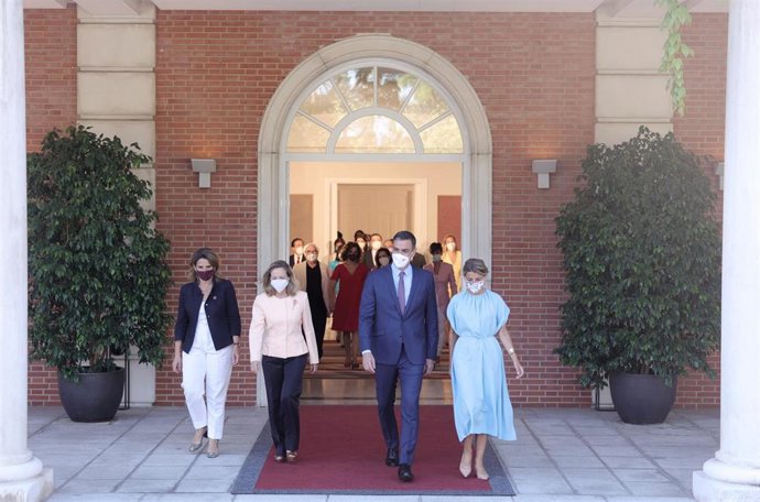 (I-D) La vicepresidenta tercera del Gobierno y ministra para la Transición Ecológica y el Reto Democrático, Teresa Ribera; la vicepresidenta primera del Gobierno y ministra de Asuntos Económicos y Transformación Digital, Nadia Calviño; el presidente del