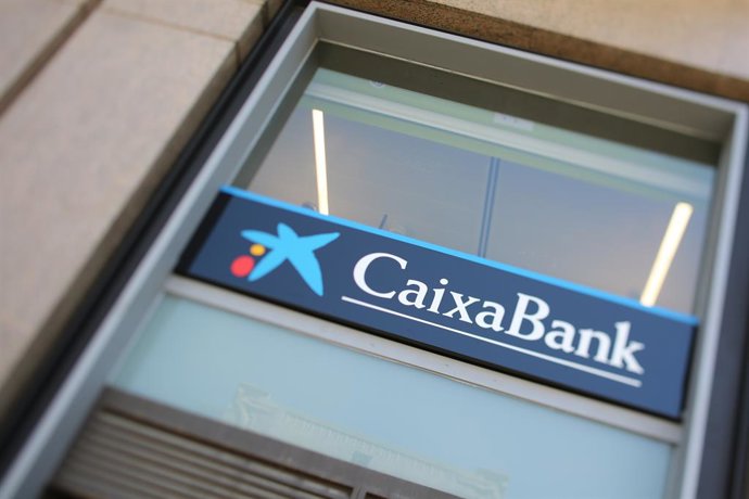 Una oficina de Caixabank, a 8 de julio de 2021, en Madrid (España).