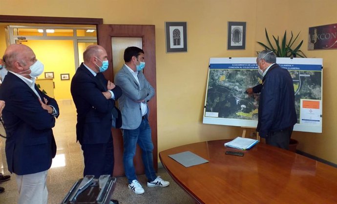 El vicepresidente Juan Cofiño (centro) junto con el alcalde de Llanera, Gerardo Sanz (dcha.), y el director de la Junta de Saneamiento del Principado de Asturias, Juan Fernández Pereiro (izqda.), siguen las explicaciones sobre las obras realizadas.
