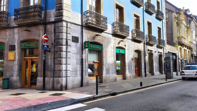 Archivo - Sucursal bancaria y cajero automático de Caja Rural en Oviedo.