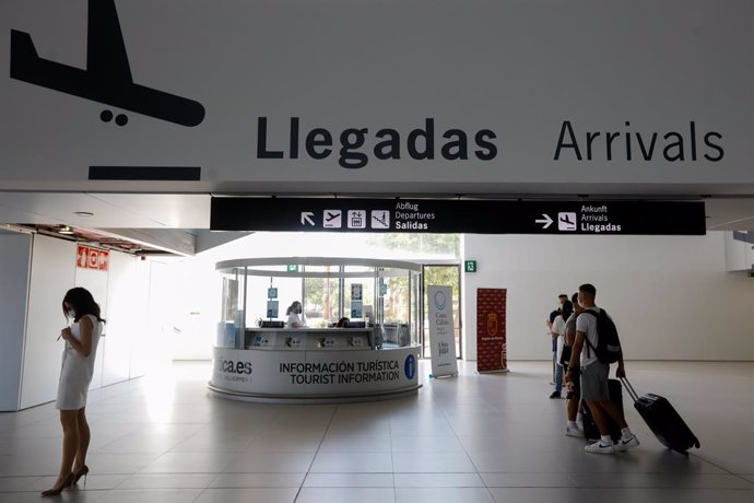 Pasajeros en el Aeropuerto Internacional de la Región de Murcia (AIRM).