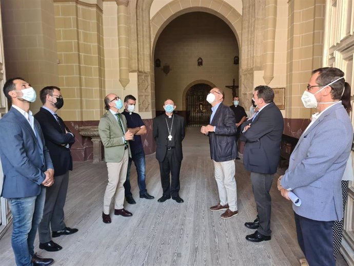 El consejero de Cultura visita las obras de la Colegiata de Medinaceli junto al alcalde a la localidad y representantes de la diócesis.