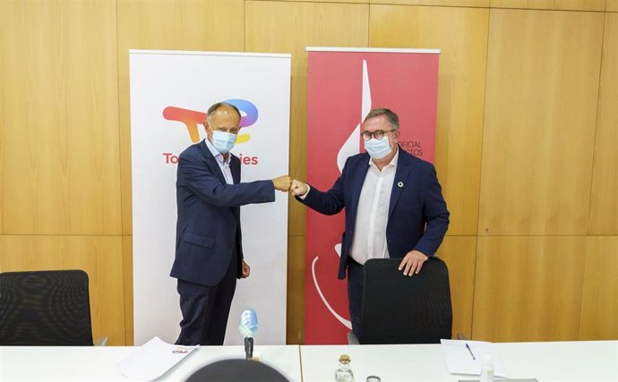 El Decano presidente del Colegio de Arquitectos, Alfonso Torre Solomando, y Javier Sáenz de Jubera, CEO de TotalEnergies Electricidad y Gas