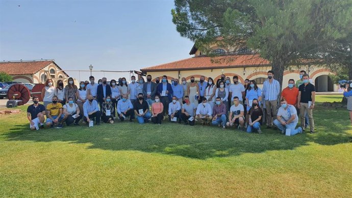 Mañueco acompañado por un grupo de jóvenes agricultores y ganaderos tras la presentación del Plan Agricultura y Ganadería Joven