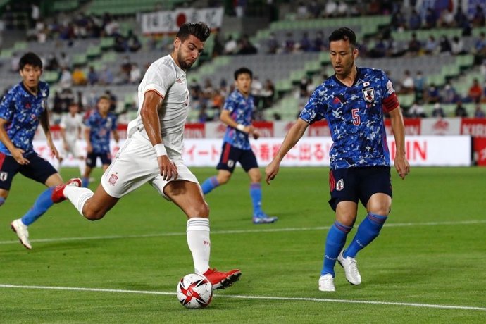 Rafa Mir intenta un disparo en el amistoso ante Japón previo a los Juegos Olímpicos de Tokio