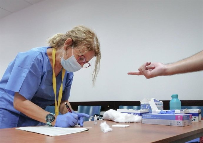 Archivo - Una sanitaria toma una muestra de sangre, foto de recurso