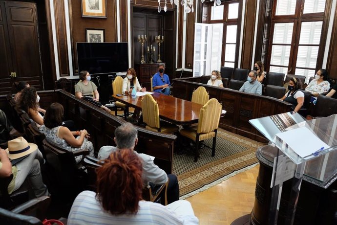Reunión de las distintas agencias de viaje con la delegada territorial de Turismo de la Junta en Sevilla