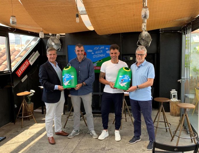 El exciclista Óscar Pereiro junto al Director General de La Vuelta, Javier Guillén, el Director de Marketing de Ecovidrio, Borja Martiarena, y el periodista Javier Ares.