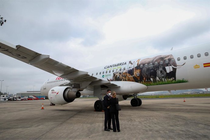 El avión de Iberia rotulado con la imagen de varios animales del Parque de Cabárceno llega al aeropuerto Seve Ballesteros de Santander.