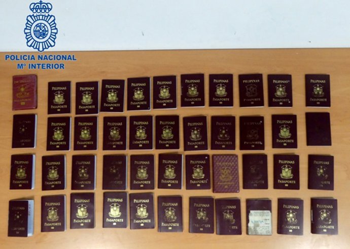 Pasaportes falsos intervenidos.