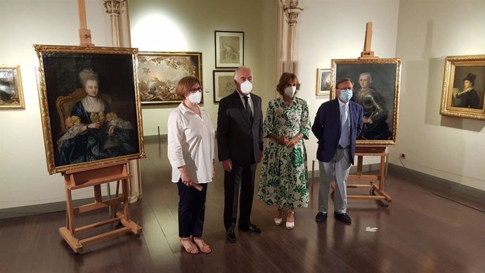 La directora del Museo Goya, Rosario Antoñanzas, el director general de Fundación Ibercaja, José Luis Rodrigo, la jefa del Área de Cultura, Maite Ciriza, y el experto Arturo Ansón, con los retratos de Felipe y Rafaela de Palafox, de los hermanos Bayeu