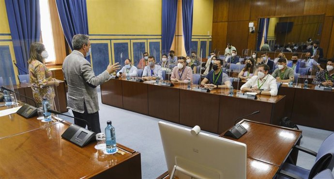 Archivo - Juan Espadas, reunido con colectivos de jóvenes en el Parlamento andaluz.