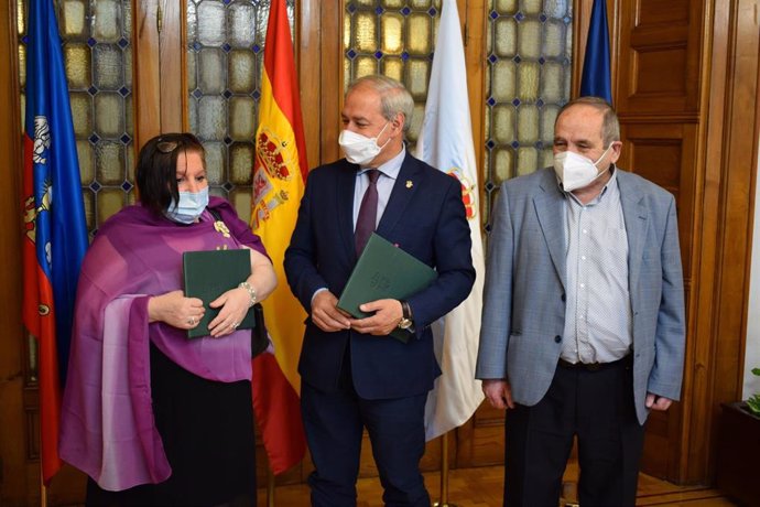 El presidente de la Diputación de Lugo, José Tomé Roca, y la coordinadora del Banco de Alimentos de Lugo, Amadora Núñez Mera, firman el convenio de colaboración entre las dos entidades