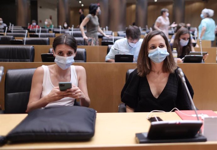 La ministra de Igualdad, Irene Montero (i) y la ministra de Derechos Sociales y Agenda 2030, Ione Belarra (d), en una reunión del grupo parlamentario confederal de Unidas Podemos, Galicia en Común, en el Congreso de los Diputados, a 20 de julio de 2021,