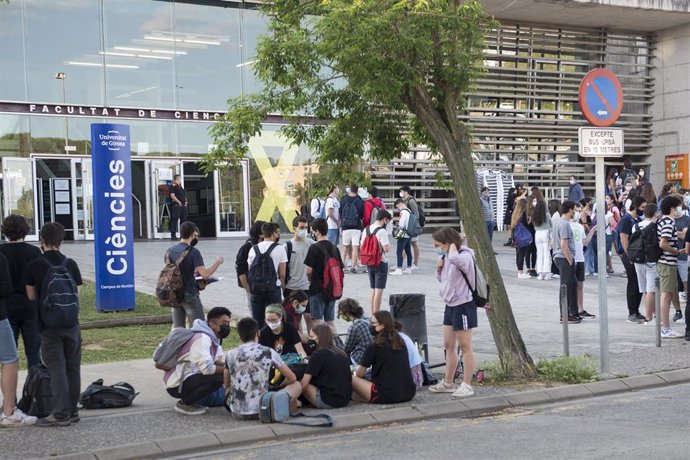 Archivo - Un grupo de estudiantes a su llegada a la Facultad de Ciencias del Campus Montilivi de la Universidad de Girona para comenzar  los exámenes de selectividad 2021, a 8 de junio de 2021, en Girona, Catalunya (España). 