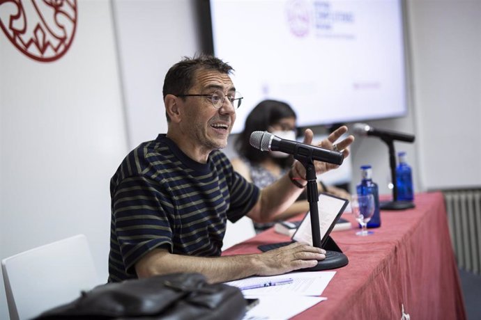 La responsable de Estudios de Género de Podemos, Alba González (d), y el director de la Fundación Instituto 25M Democracia, Juan Carlos Monedero (i), participan en una mesa de debate, a 21 de julio de 2021, en San Lorenzo de El Escorial, Madrid (España)