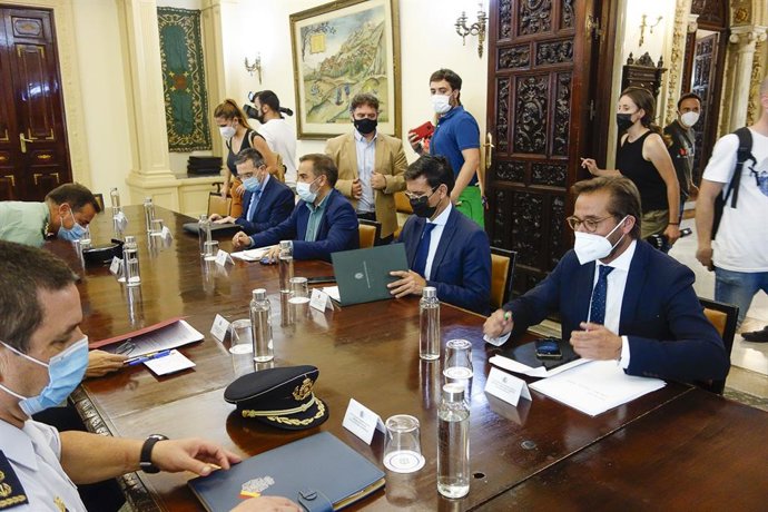 El alcalde de Granada, Francisco Cuenca, asiste a la mesa contra los cortes de luz.