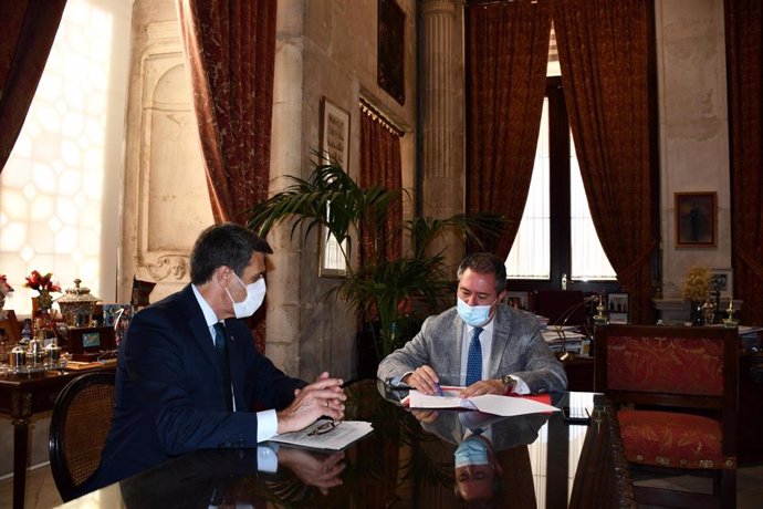 El alcalde de Sevilla, Juan Espadas, y el delegado del Gobierno en Andalucía, Pedro Fernández, durante la reunión