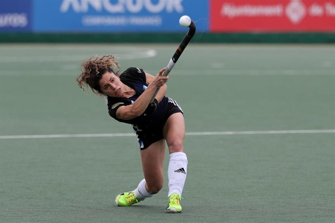 Archivo - Georgina Oliva Isern of Junior FC in action during semifinal 2 of the Final Four of the Iberdrola Hockey League between Junior CF and SPV Complutense In the Can Salas Stadium. May 1, 2021 in Terrassa, Barcelona, Spain.