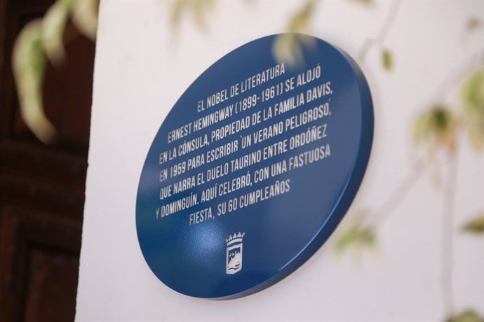 Placa dedicada a Ernest Hemingway en La Cónsula de Málaga