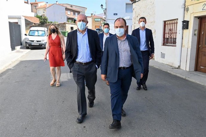 El vicepresidente de la Junta, Francisco Igea, y el alcalde de Cebreros (Ávila), Pedro Muñoz, visitan la casa natal de Adolfo Suárez.