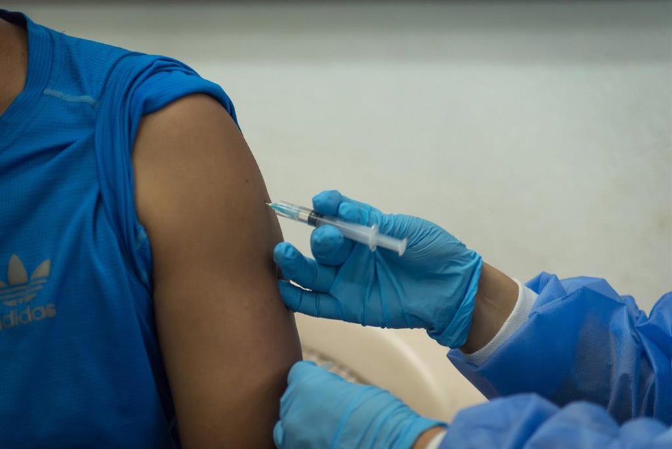 19 July 2021, Nepal, Kathmandu: A health worker administers a dose of Johnson and Johnson Coronavirus (Covid-19) vaccine to a man at a vaccination center. Photo: Bivas Shrestha/SOPA Images via ZUMA Press Wire/dpa