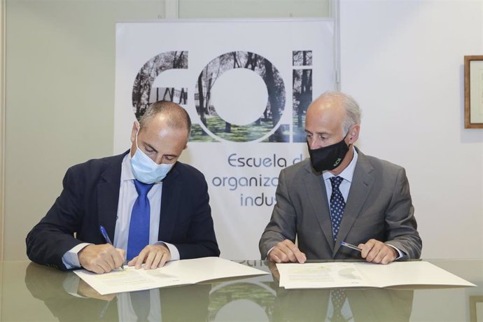 Fotografía de la firma entre la Escuela de Organización Industrial y Cobre Las Cruces.