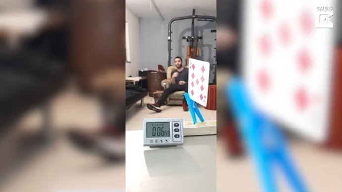 Este hombre es capaz de lanzar una carta a varios metros de distancia y encajarla en una pinza de ropa