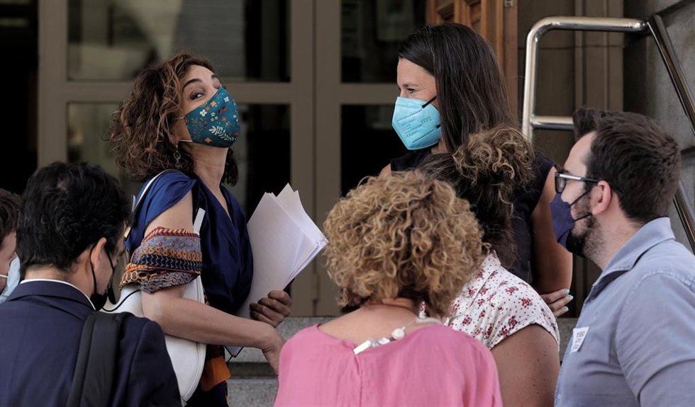La ministra de Hacienda y Función Pública, María Jesús Montero (i) a su salida de una sesión plenaria en las inmediaciones del Congreso