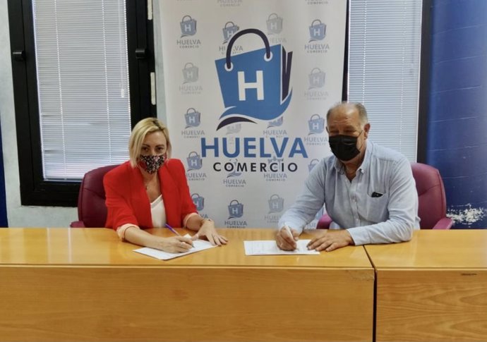 Acuerdo entre el Ayuntamiento y Huelva Comercio para las 'tarjetas monedero'.