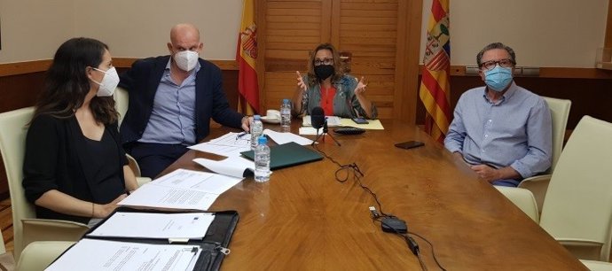 La consejera de Presidencia, Mayte Pérez, y otros representantes aragoneses en la reunión telemática con Castilla-La Mancha y Castilla y León, sobre ayudas europeas para regiones con baja demografía.