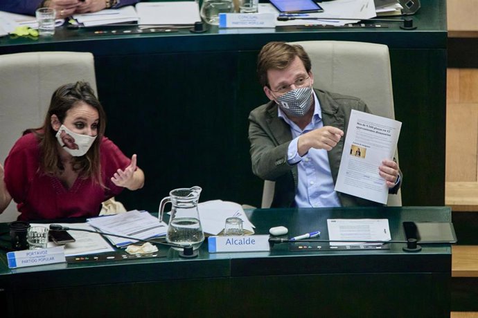 La delegada del Área de Cultura, Turismo y Deporte, Andrea Levy y el alcalde de Madrid, José Luis Martínez Almeida,