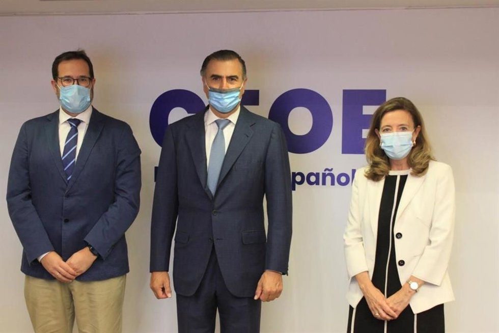 De izquierda a derecha: Carlos Ruiz, secretario de la comisión; Alejandro Aznar, presidente de la comisión; y Cristina Rivero, directora de Industria, Energía, Medio ambiente y Clima de CEOE.