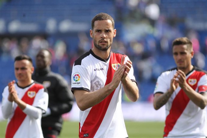 Archivo - Mario Suarez, del Rayo Vallecano, aplaude a los seguidores franjirrojos en las gradas del Coliseum Alfonso Pérez de Getafe