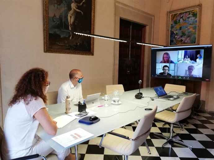 La presidenta del Consell de Mallorca, Catalina Cladera, y el conseller de Turismo y Deportes, Andreu Serra, en la reunión con los agentes turísticos